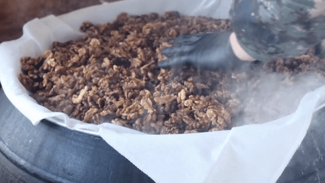 Walnuts cooked in a gamasot
