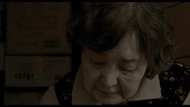 작업에 집중하는 노인 여성