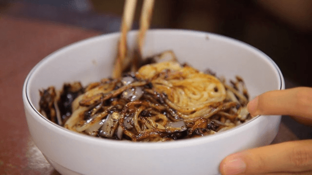 짜장면을 젓가락으로 휘젓는 모습