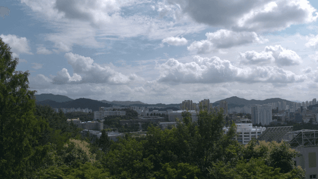 산으로 둘러싸인 도시 풍경