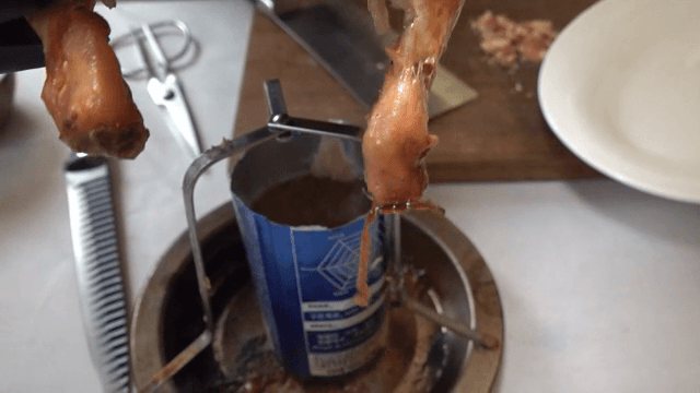 실내에서 준비되는 비어캔 치킨