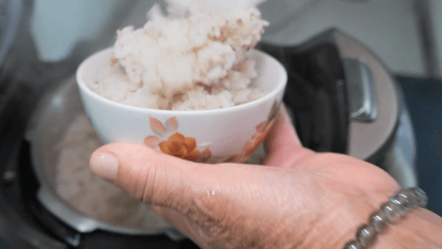 밥솥에서 밥을 퍼내는 장면