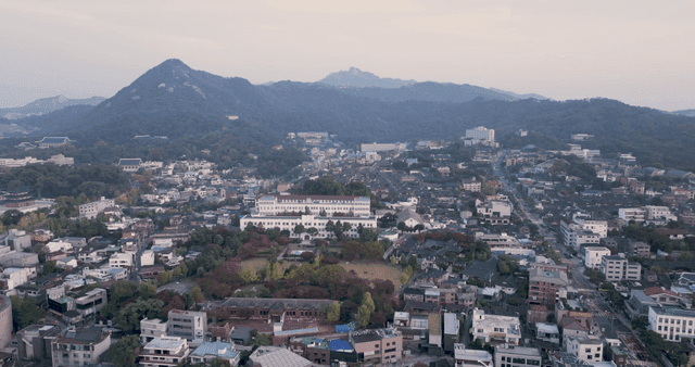 산을 배경으로 한 마을 풍경