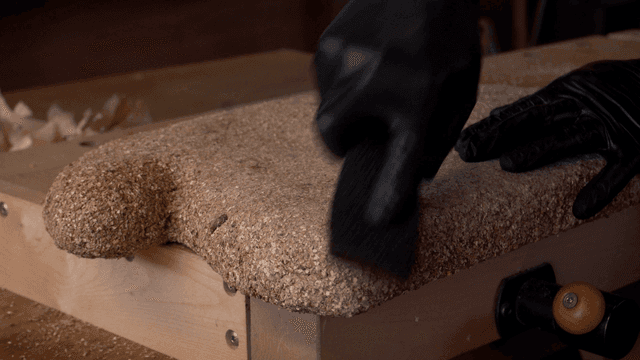 코르크 조각품을 사포로 정교하게 다듬는 장인