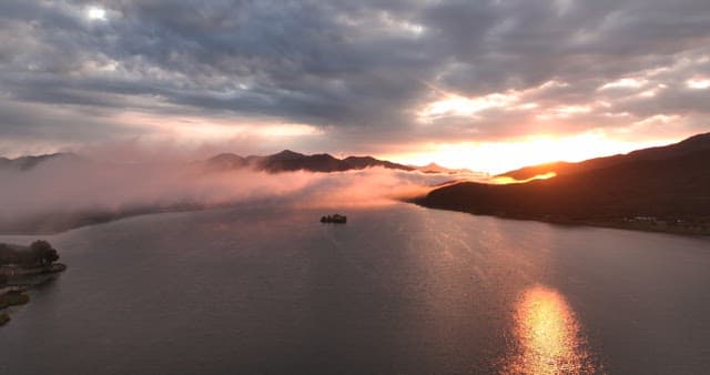 안개 낀 강과 산 위의 일출
