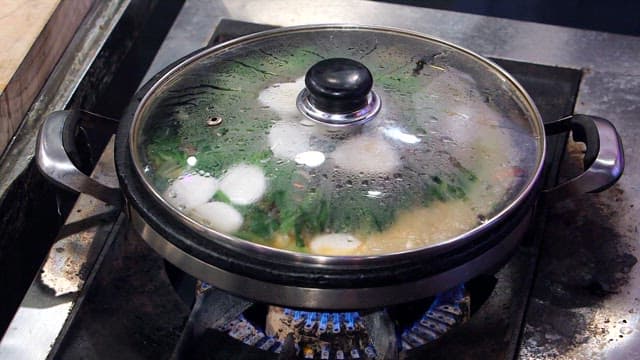 떡이 들어간 곱창전골이 끓는 모습