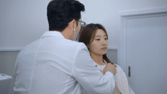 의사가 진료실에서 환자를 진찰하는 모습