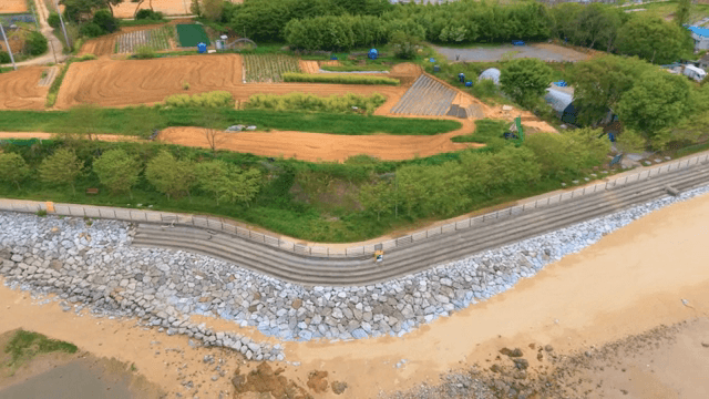 바위 해안선이 있는 해안 농지