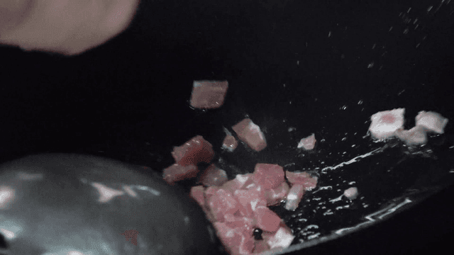 주방에서 웍에 들어가는 깍둑썰어진 고기들