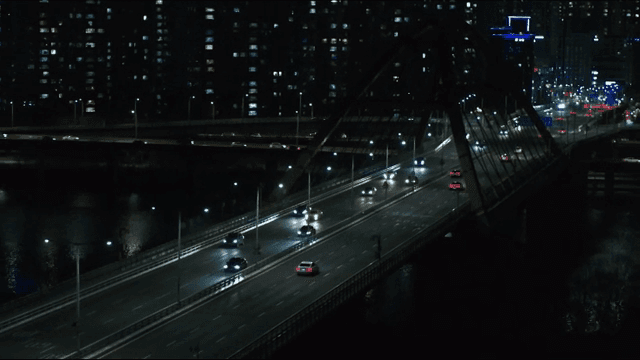 도시 다리 위의 야간 교통