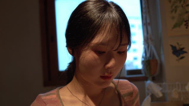 주방에서 간을 보는 여성