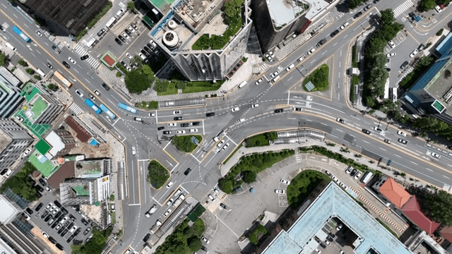교통 흐름이 있는 번화한 도시 교차로
