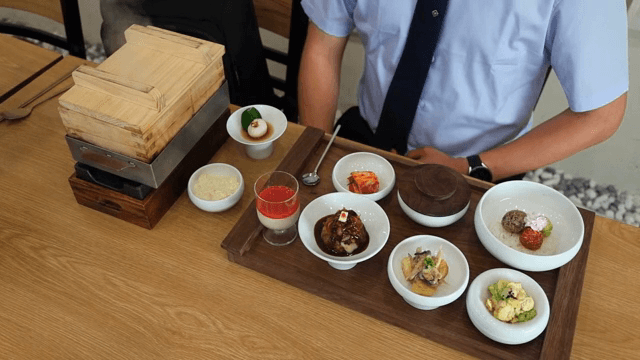 테이블 위 다양한 한국 요리