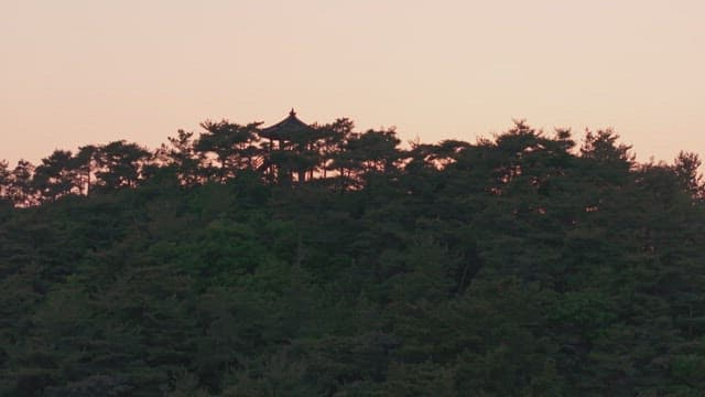 정자와 바다 위의 일몰