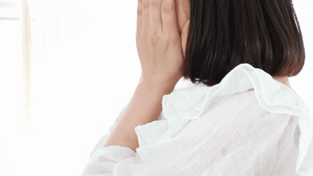 실내에서 스킨케어 제품을 바르는 여성