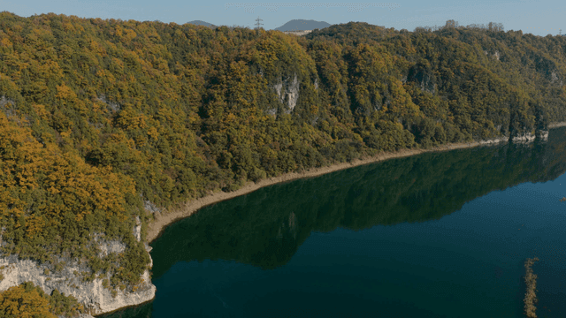 푸른 언덕으로 둘러싸인 고요한 강