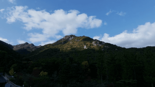 맑은 하늘 아래 펼쳐진 광활한 산 풍경