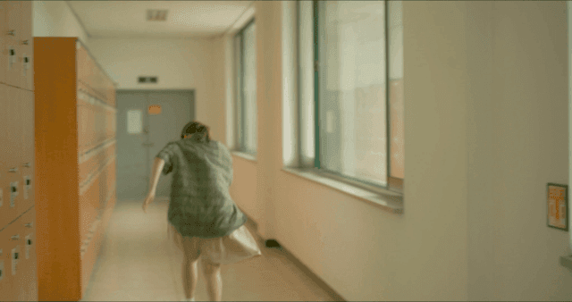 무언가를 발견하고 뛰어나가는 여성