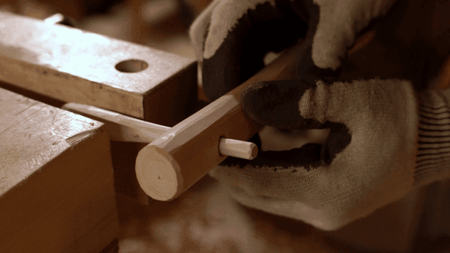 정밀 도구로 목공 작업 중