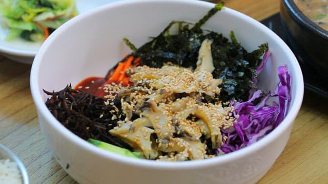 테이블 위의 비빔밥과 된장찌개