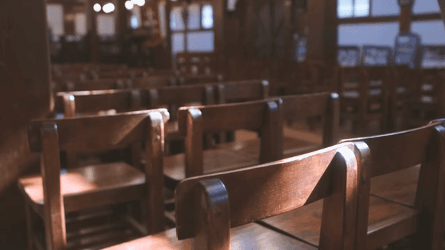 햇빛이 드는 빈 성당 내부에 놓여진 나무 의자들