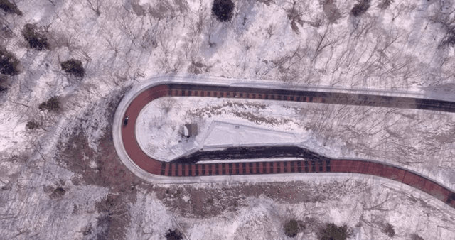 겨울의 눈 덮인 구불구불한 도로
