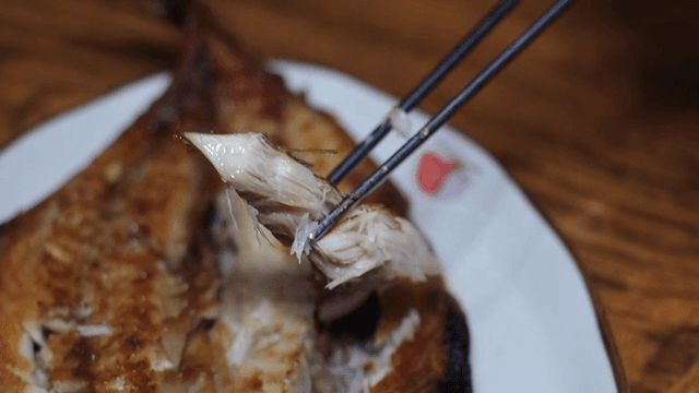 젓가락으로 집는 구운 생선