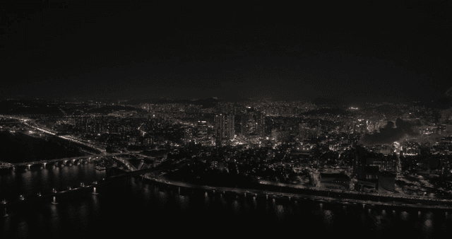 불빛이 가득한 밤의 번화한 도시 야경 풍경