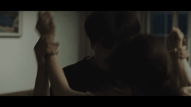 방에서 격하게 싸우는 부부