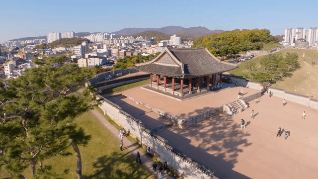 도시 풍경 속 한국의 역사적인 성곽