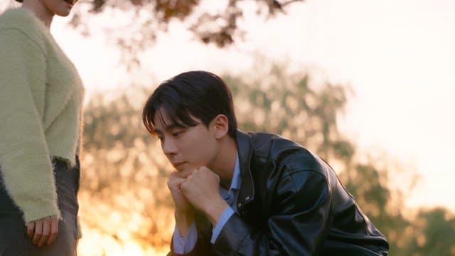 생각에 잠긴 가죽 재킷을 입은 남자