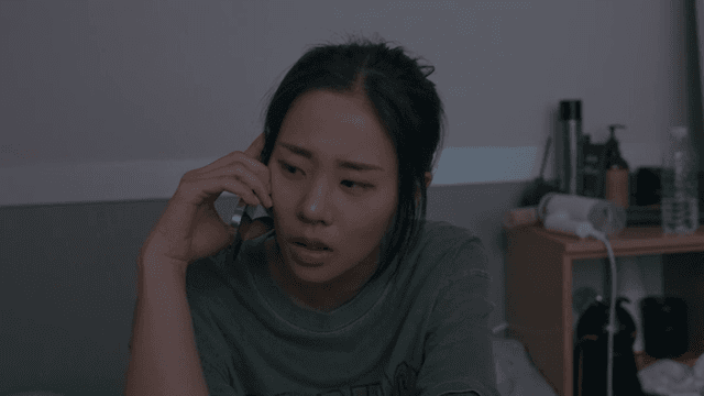 방에서 전화 통화하는 여성