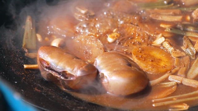 김이 나는 냄비에서 끓고 있는 게