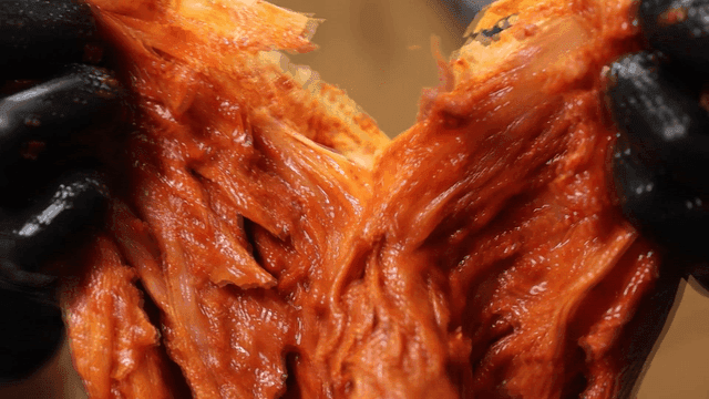 장갑 낀 손으로 찢어먹는 묵은지