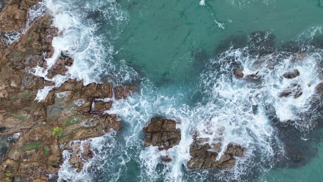 파도가 바위 해안에 부딪히는 모습