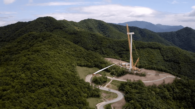 산 속에서의 풍력 터빈 건설 현장