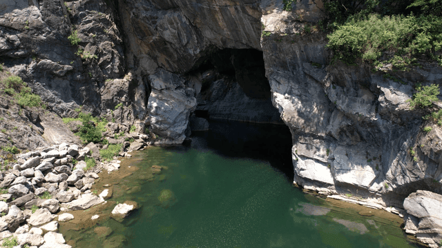 깎아지른 절벽 아래 맑게 흐르는 물길