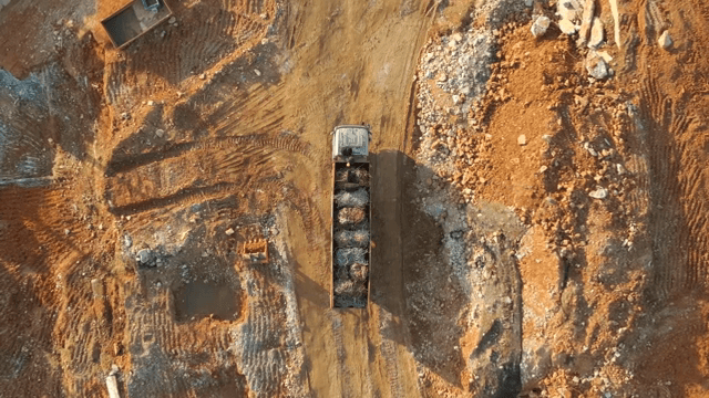 건설 현장의 트럭에서 작업하는 사람