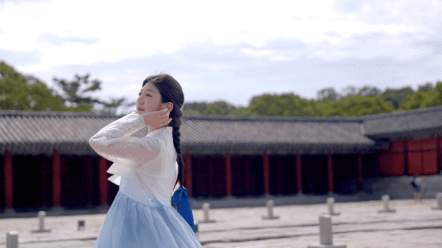 전통 궁궐에서 한복을 입은 여성