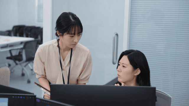 책상에서 업무를 논의하는 두 동료