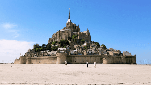 웅장한 수도원이 있는 역사적인 섬