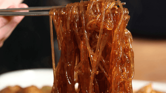 Sight of picking up glass noodles with chopsticks