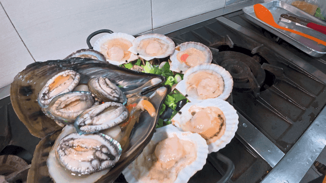 주방에서 준비되는 신선한 해천탕