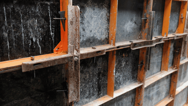 건설 현장의 녹슨 금속 뼈대