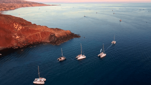 붉은 절벽과 요트가 있는 바다