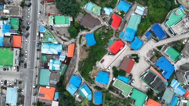 다채로운 지붕의 해안 마을