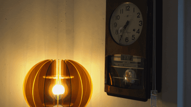 벽에 있는 빈티지 시계와 현대적인 램프