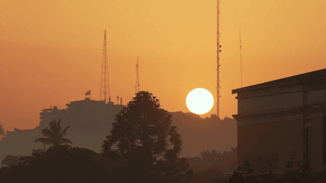 안테나가 있는 송전탑 위의 일출