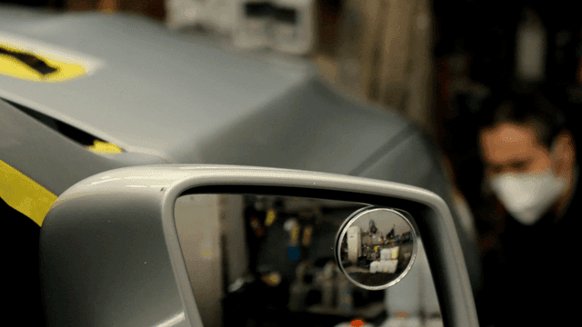 작업장에서의 자동차 사이드 미러