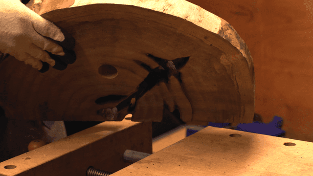 작업장에서 나무 판을 검사하는 모습